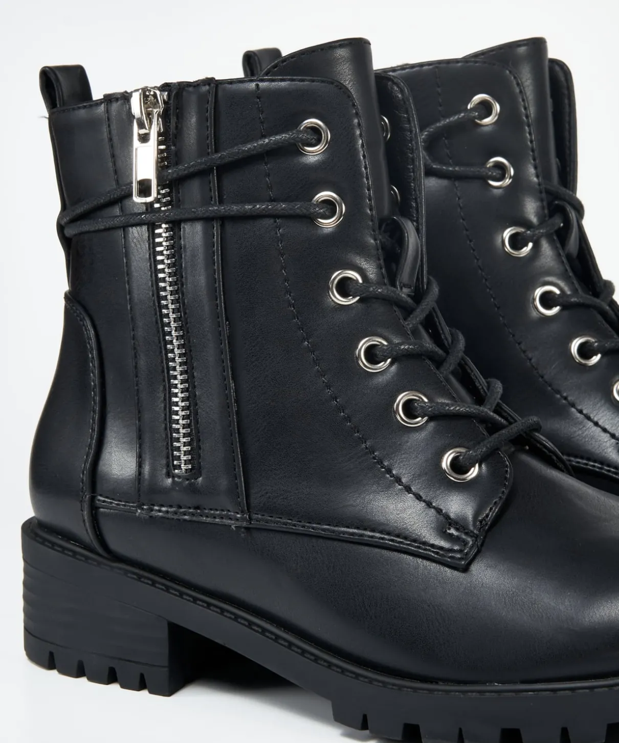 Botin Militar Detalle Efecto